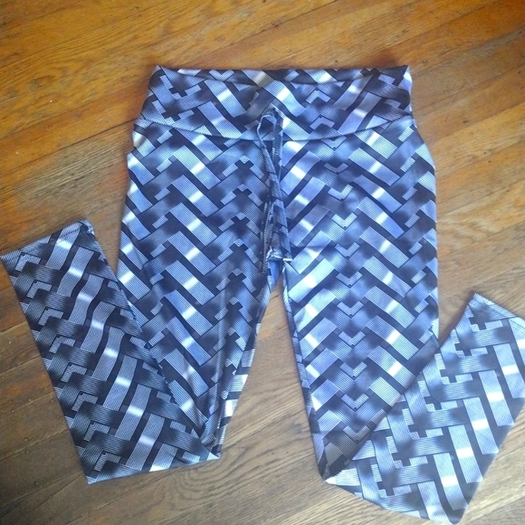 Elastic Band Printed Yoga High Waisted Leggings. One Color Multiple Sizes - Picture 4 of 6